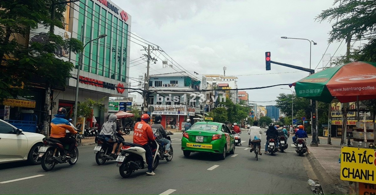 Bán nhà MT Đinh Bộ Lĩnh (4.05x20m, 5 Tầng, HĐT: 32Tr/Tháng chỉ 12.9 Tỷ) P26, BT, gần ngã 4 hàng xanh