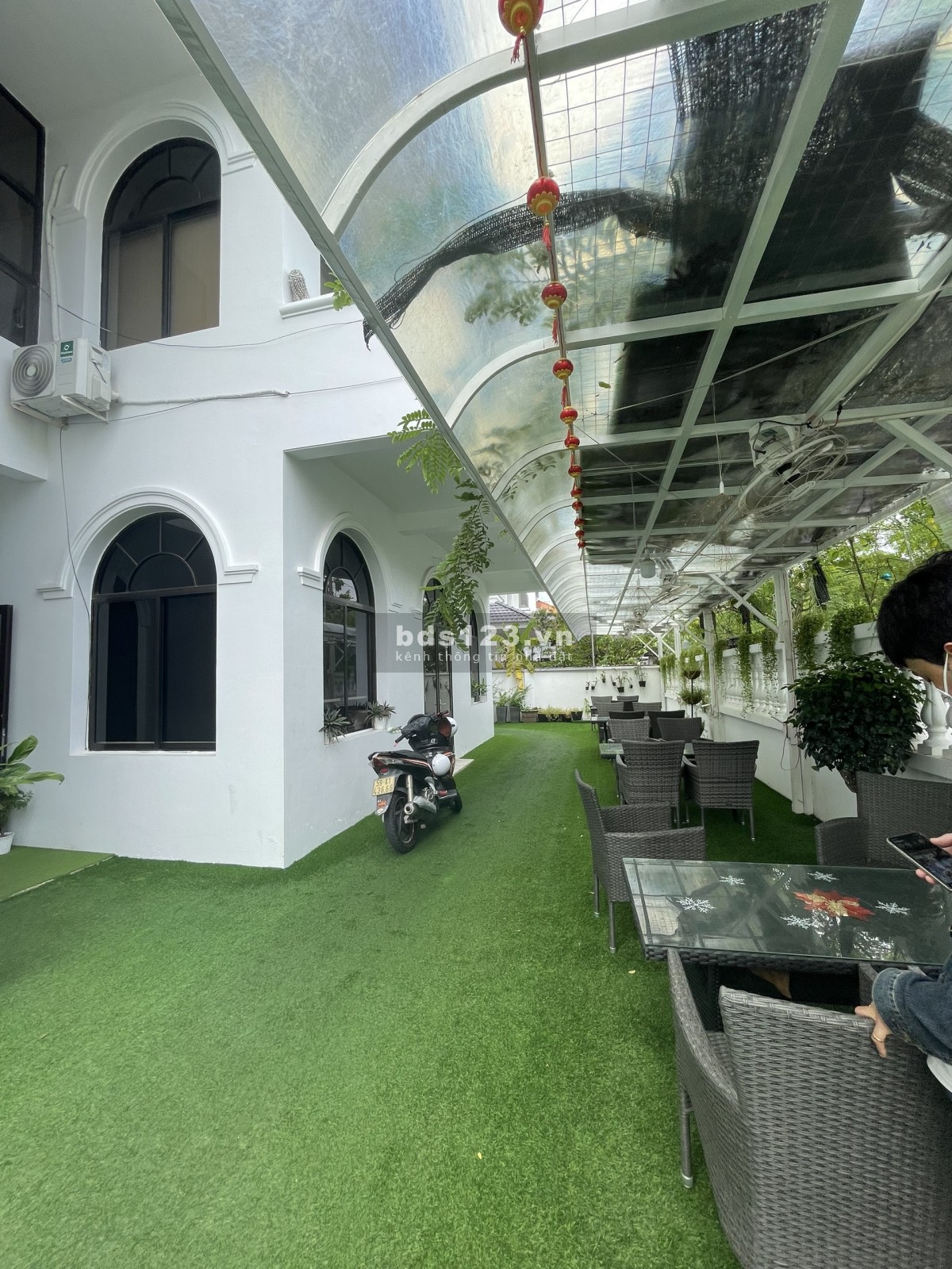 Tọa lạc ngay khu cao cấp nhất Thảo Điền căn villa 500m2 cho thuê nhỉnh 100tr/ thg