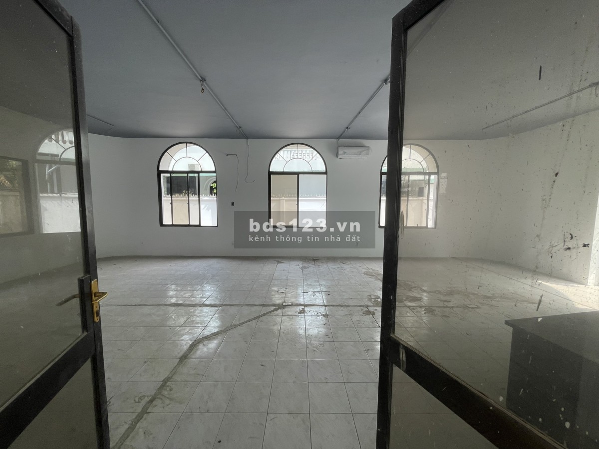 Tọa lạc ngay khu cao cấp nhất Thảo Điền căn villa 500m2 cho thuê nhỉnh 100tr/ thg