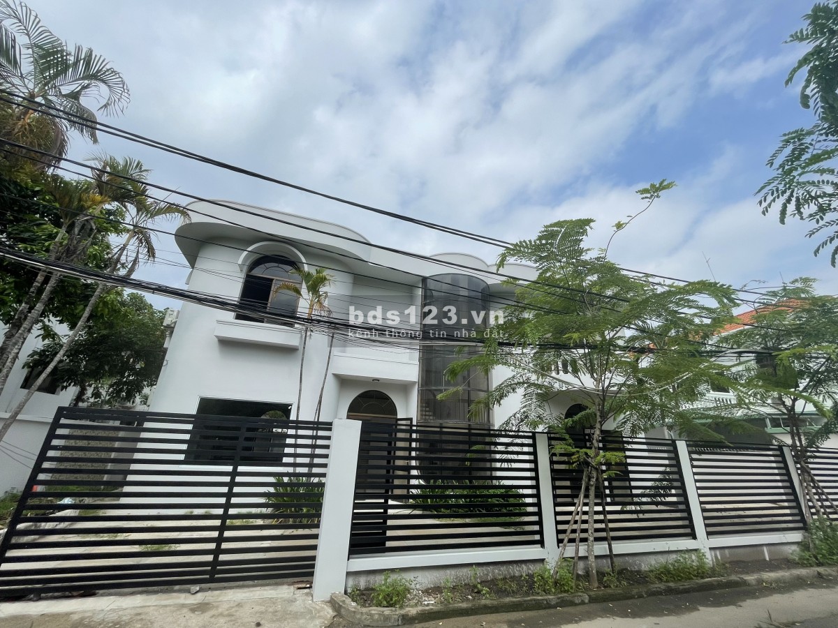 Tọa lạc ngay khu cao cấp nhất Thảo Điền căn villa 500m2 cho thuê nhỉnh 100tr/ thg