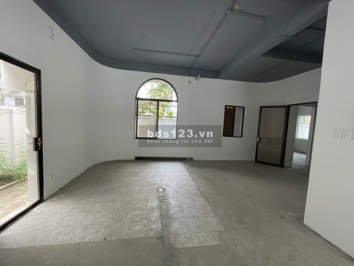 Tọa lạc ngay khu cao cấp nhất Thảo Điền căn villa 500m2 cho thuê nhỉnh 100tr/ thg