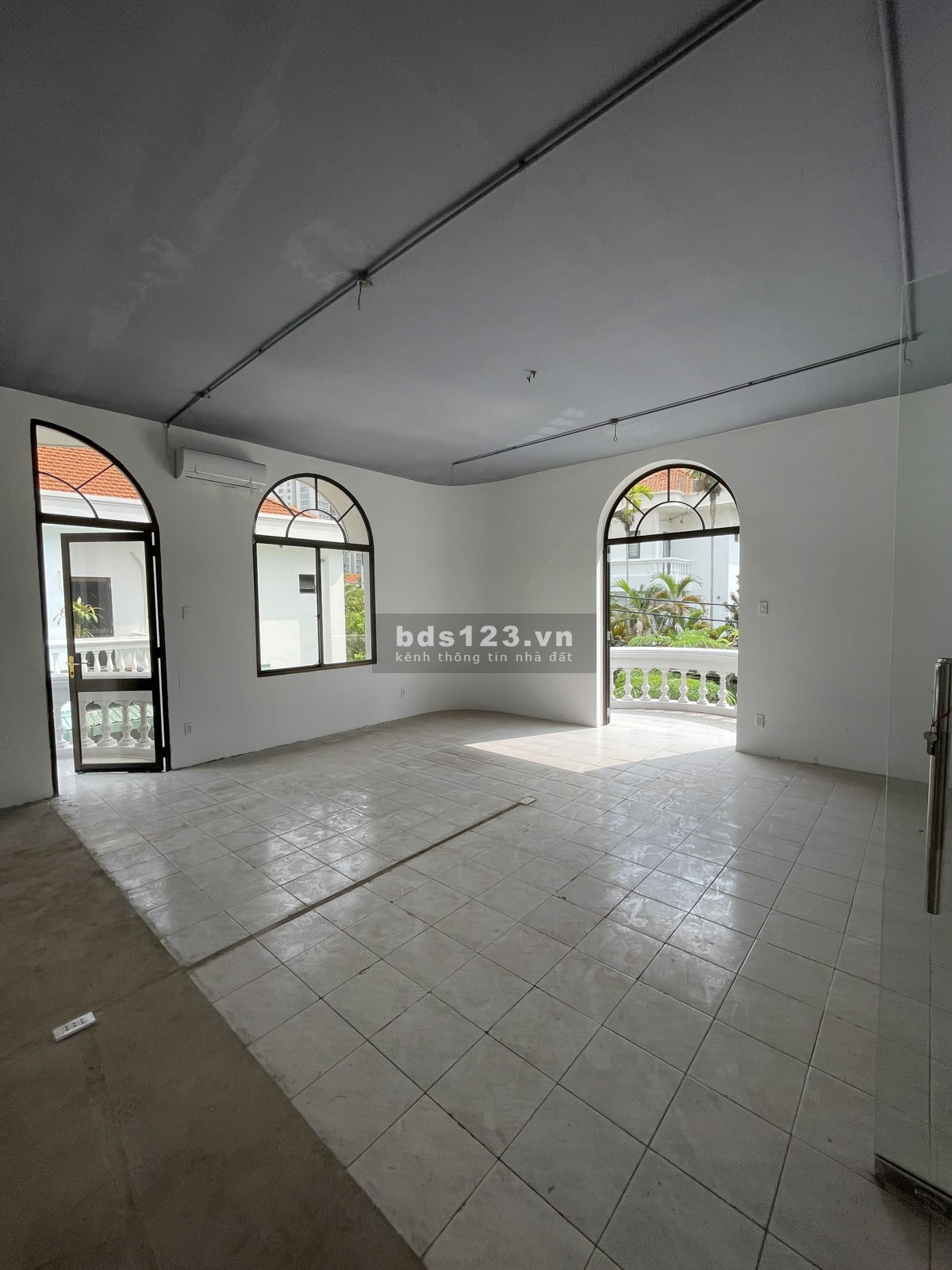 Tọa lạc ngay khu cao cấp nhất Thảo Điền căn villa 500m2 cho thuê nhỉnh 100tr/ thg