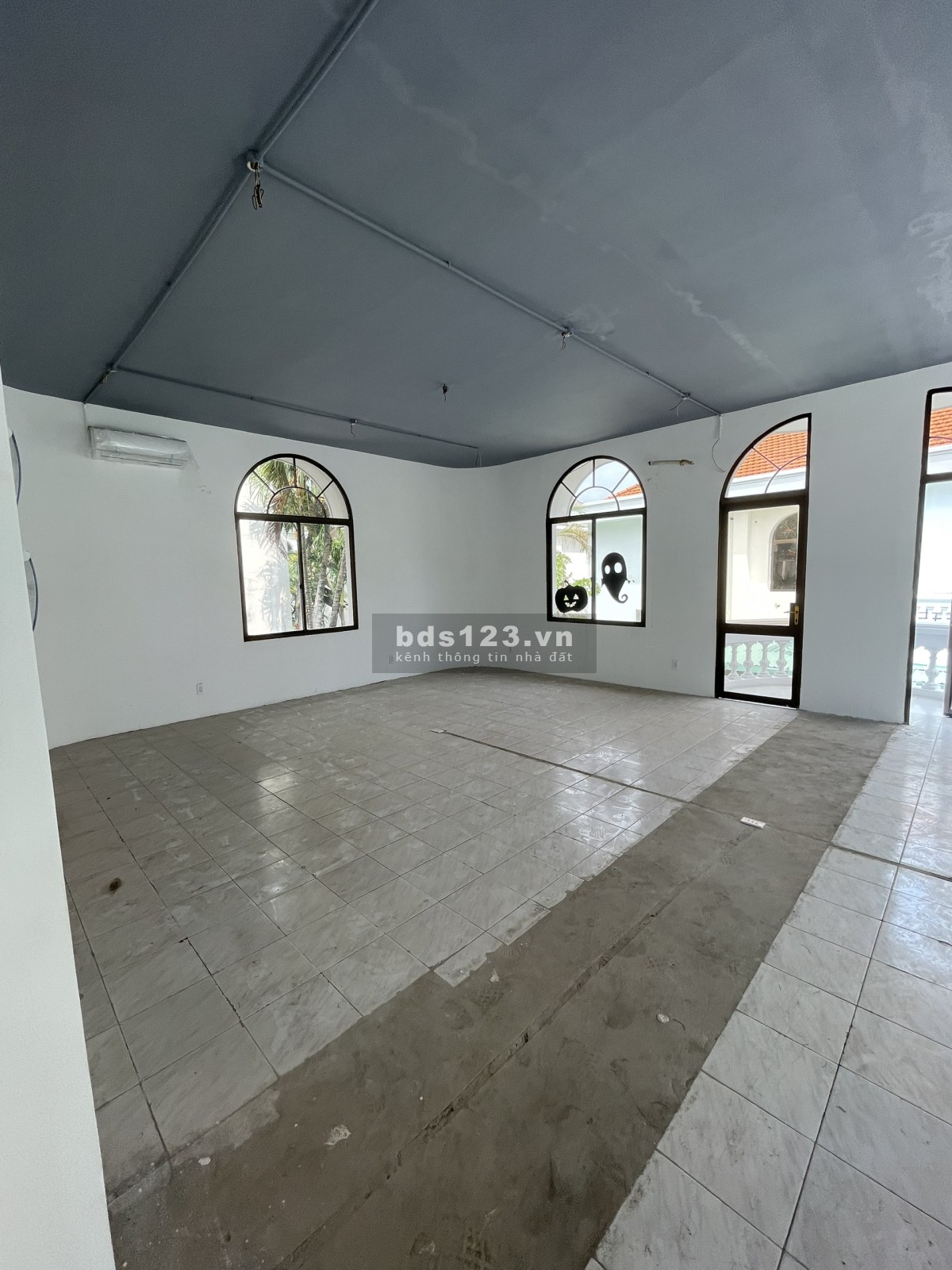 Tọa lạc ngay khu cao cấp nhất Thảo Điền căn villa 500m2 cho thuê nhỉnh 100tr/ thg