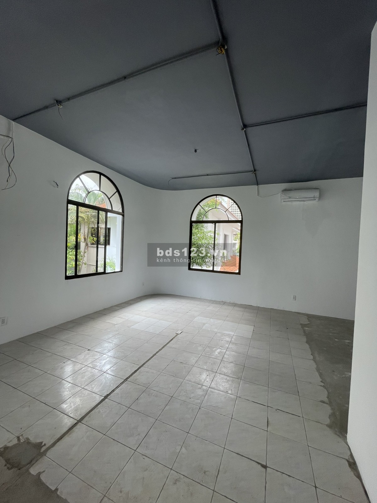 Tọa lạc ngay khu cao cấp nhất Thảo Điền căn villa 500m2 cho thuê nhỉnh 100tr/ thg