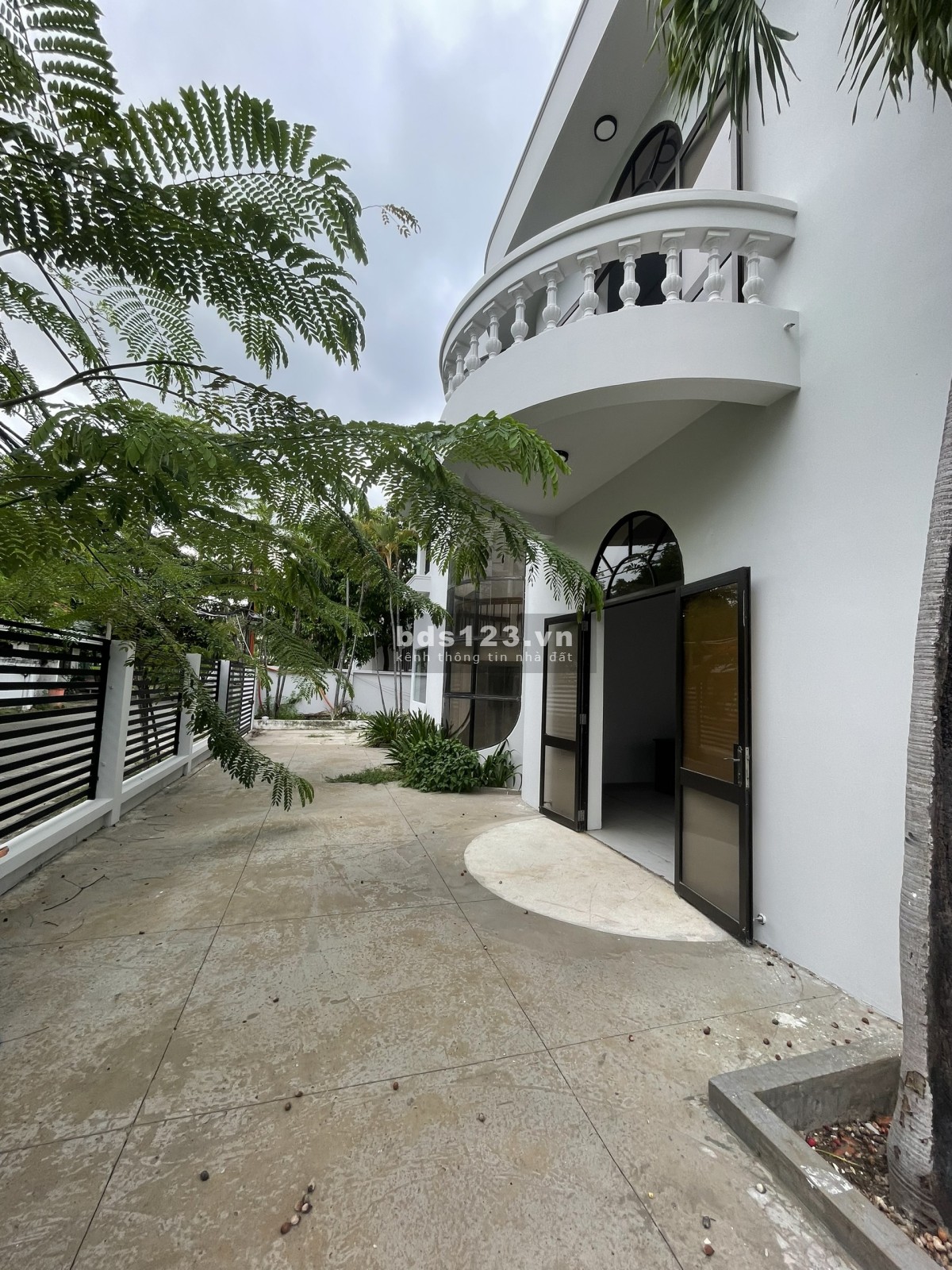 Tọa lạc ngay khu cao cấp nhất Thảo Điền căn villa 500m2 cho thuê nhỉnh 100tr/ thg