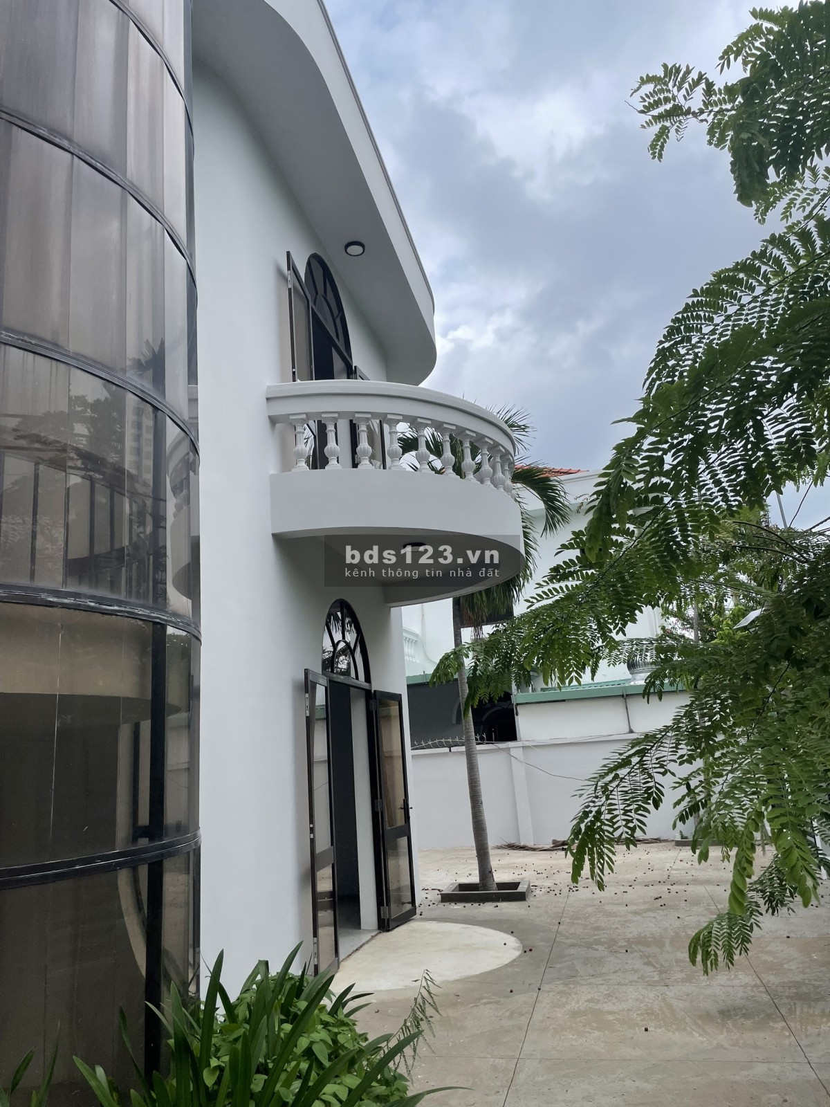 Tọa lạc ngay khu cao cấp nhất Thảo Điền căn villa 500m2 cho thuê nhỉnh 100tr/ thg