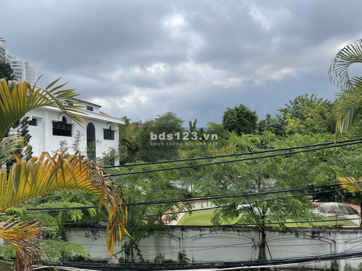 Tọa lạc ngay khu cao cấp nhất Thảo Điền căn villa 500m2 cho thuê nhỉnh 100tr/ thg