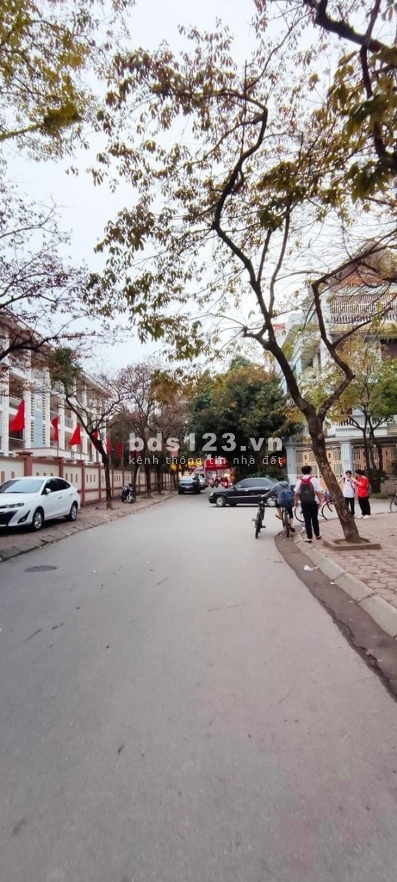 Nhỉnh 5 tỷ có nhà mặt phố Yên Bình Hà Đông, mặt tiền 4,5 m, vỉa hè rộng, tiện kinh doanh, 44m2 x 5T