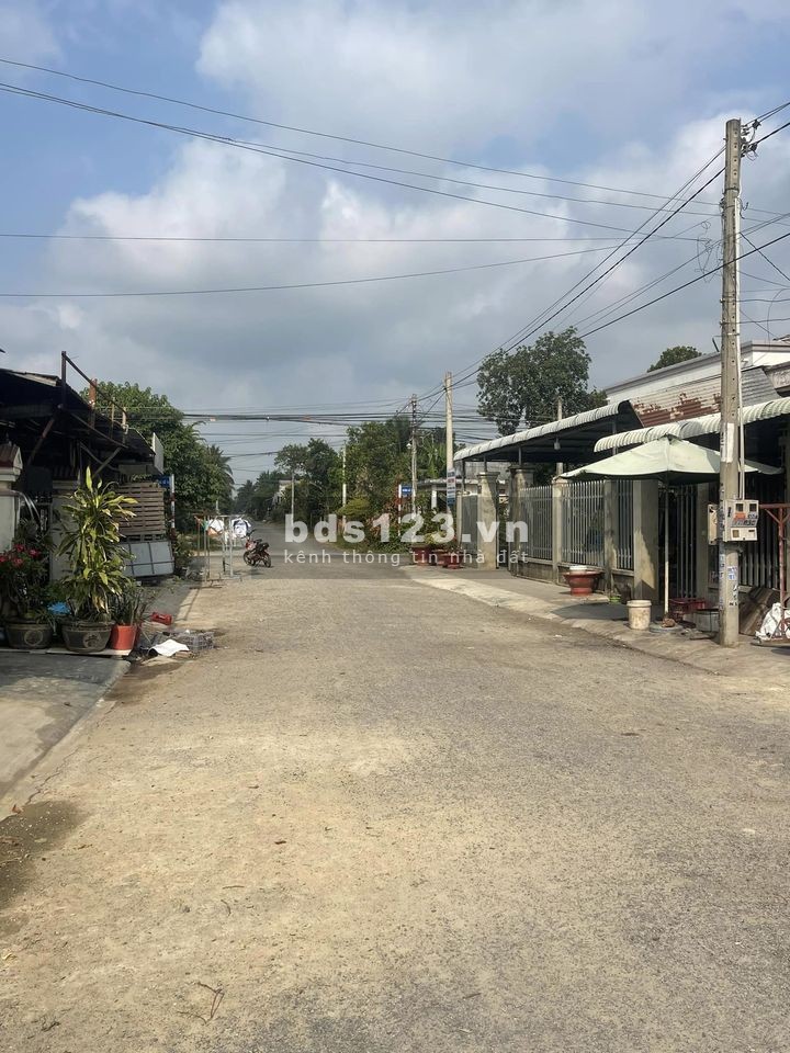 Bán đất chính chủ 200 triệu/199m2 đất có thổ cư, mặt tiền đường nhựa, nằm ngay trung tâm Đồng Xoài