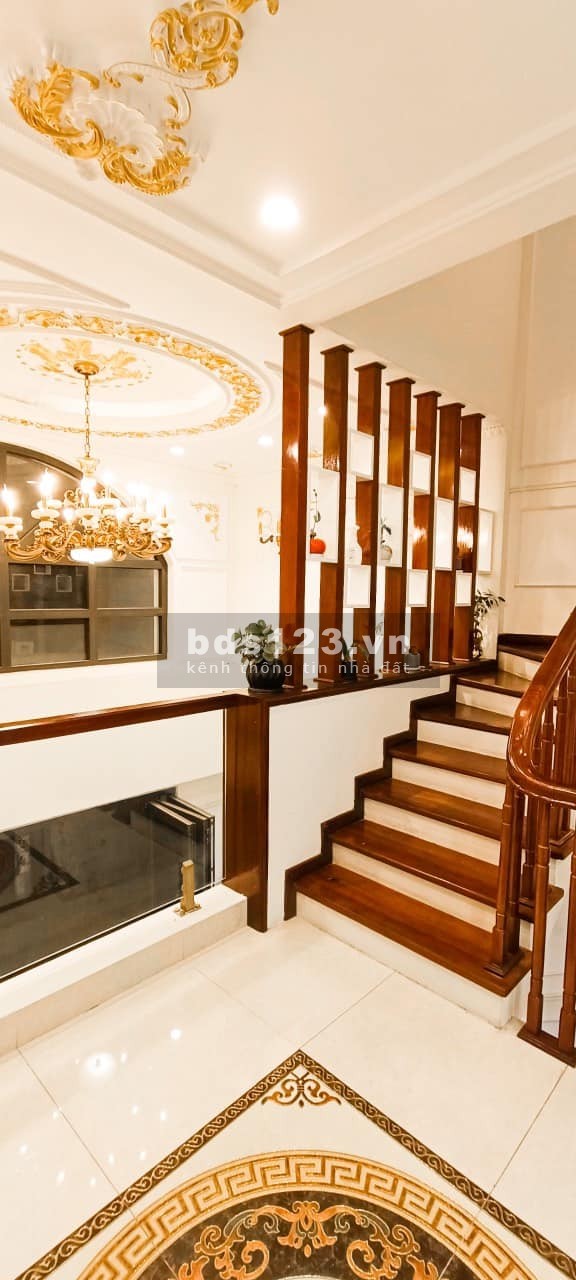 Bán nhà Cổ Linh, lô góc, có gara Ô TÔ, diện tích 50m, giá chỉ hơn 6 tỷ
