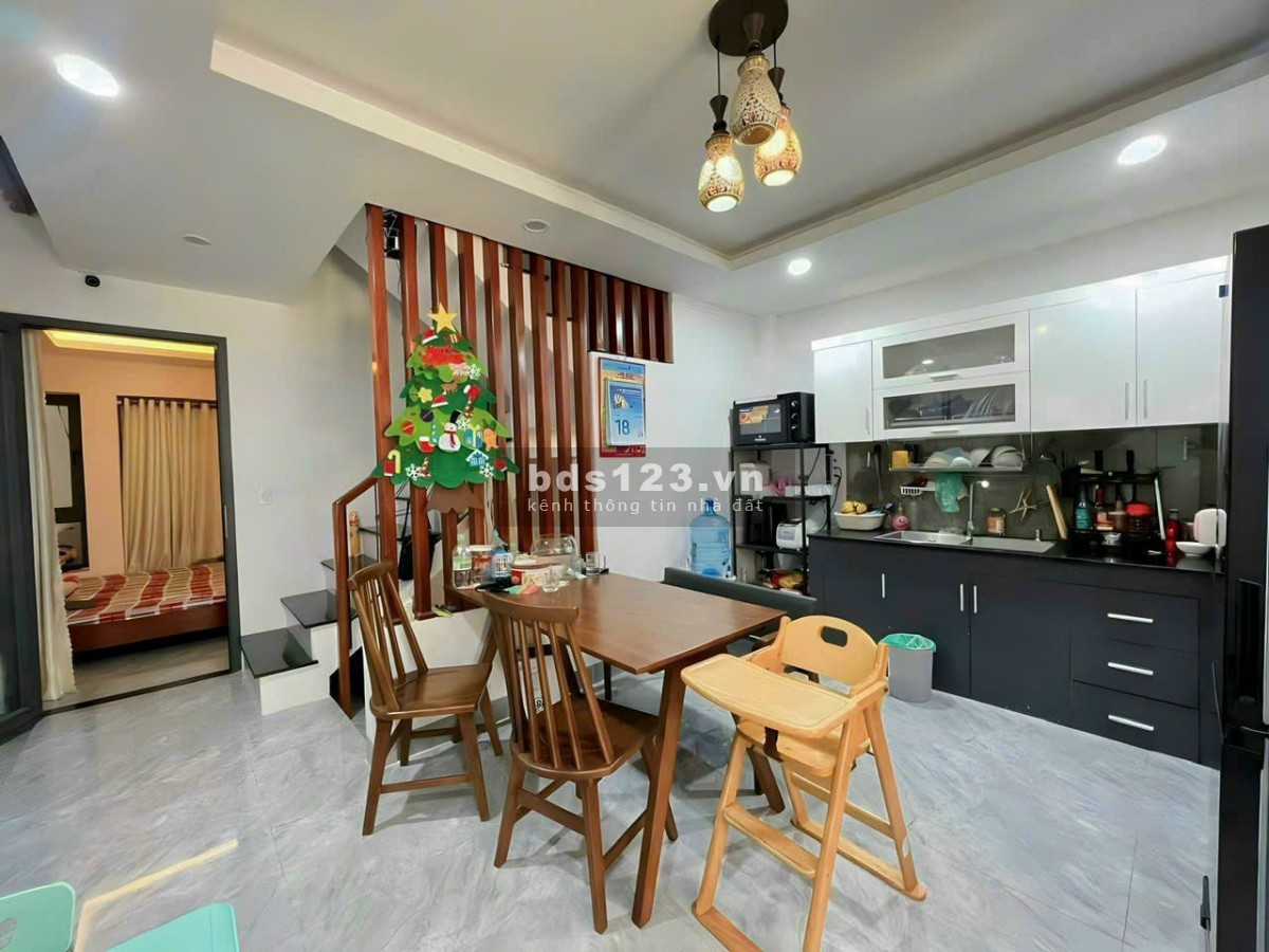 Giảm mạnh, bán gấp nhà lầu mới, đẹp gần Vincom, sân oto chỉ 3ty550
