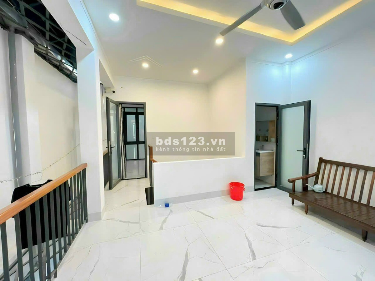 Giảm mạnh, bán gấp nhà lầu mới, đẹp gần Vincom, sân oto chỉ 3ty550