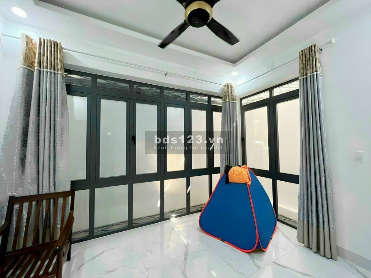 Giảm mạnh, bán gấp nhà lầu mới, đẹp gần Vincom, sân oto chỉ 3ty550