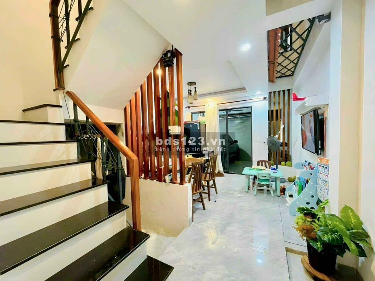 Giảm mạnh, bán gấp nhà lầu mới, đẹp gần Vincom, sân oto chỉ 3ty550