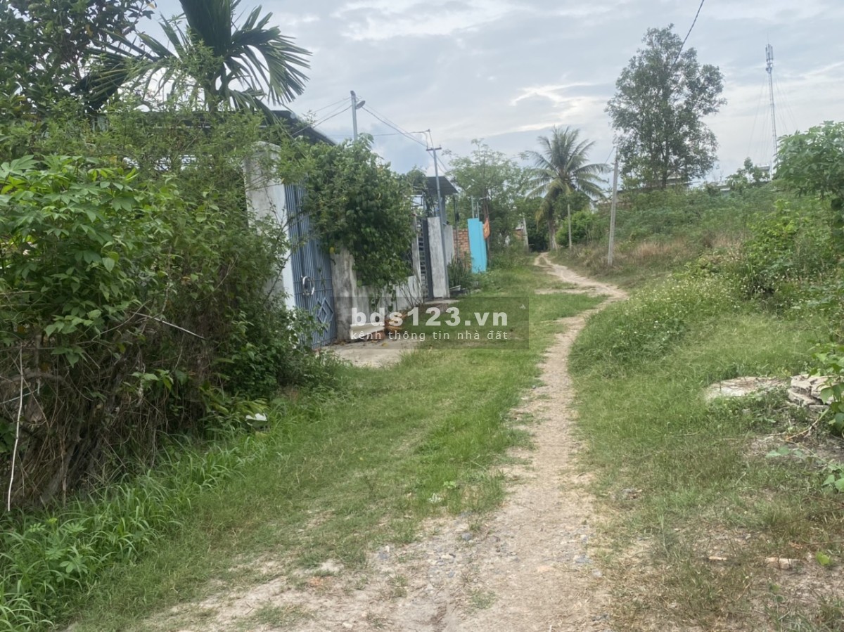 kẹt tiền bán gấp lô đất tại thôn hai xã đak cấm với giá siêu rẻ 0988865312