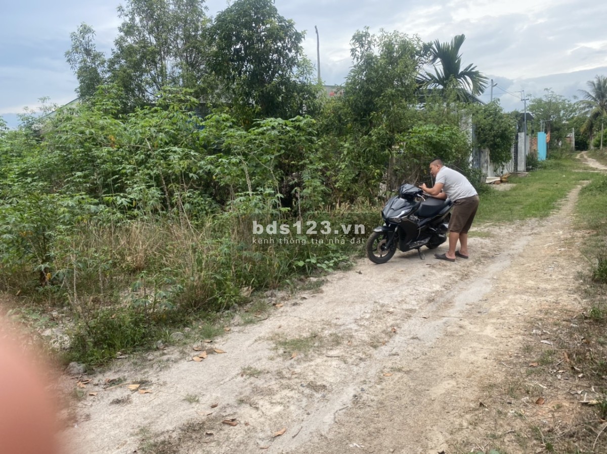 kẹt tiền bán gấp lô đất tại thôn hai xã đak cấm với giá siêu rẻ 0988865312