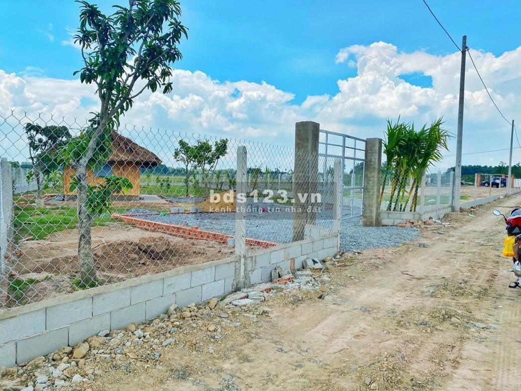 Bán 1 miếng đât vườn view kênh thoáng mát vuông vức đẹp giá rẽ