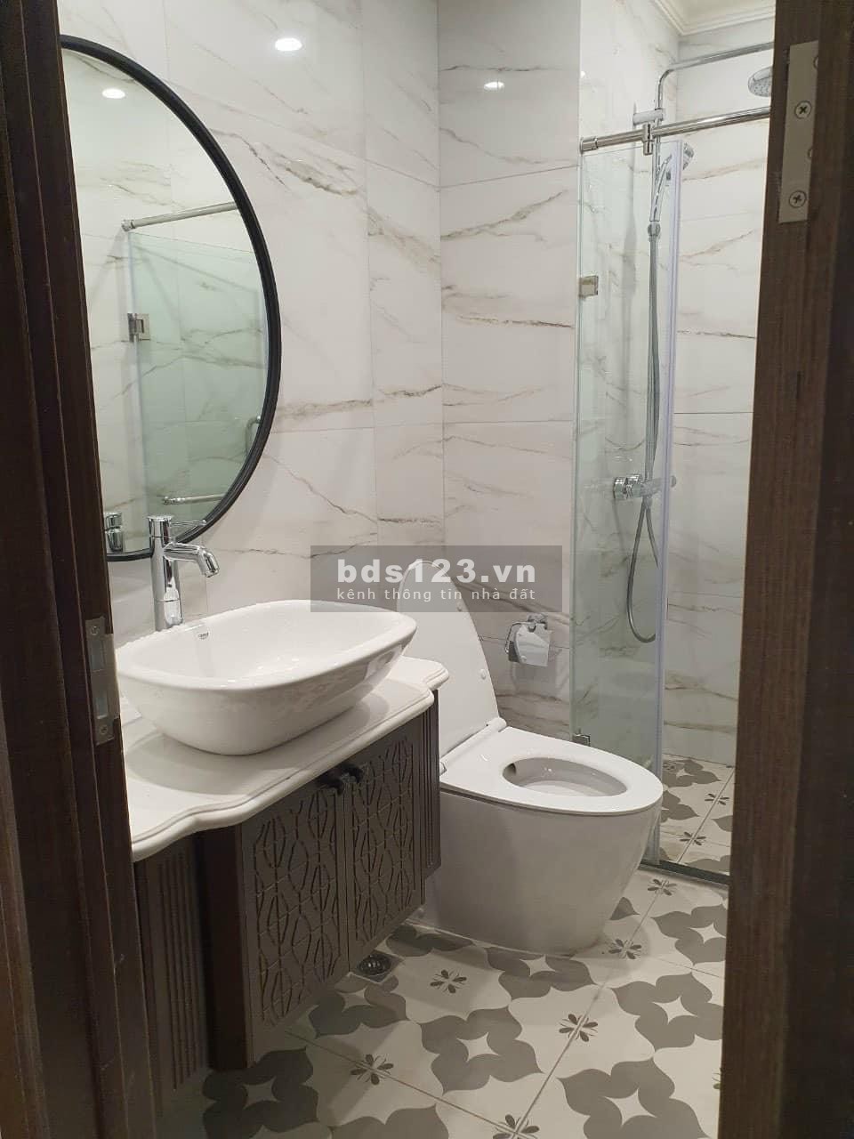 Siêu Hót: Bán Gấp Chà Là đã hoàn thiện 5 tầng giá 5,8 tỷ bao phí, gần ngã tư, hơi chếch vườn hoa