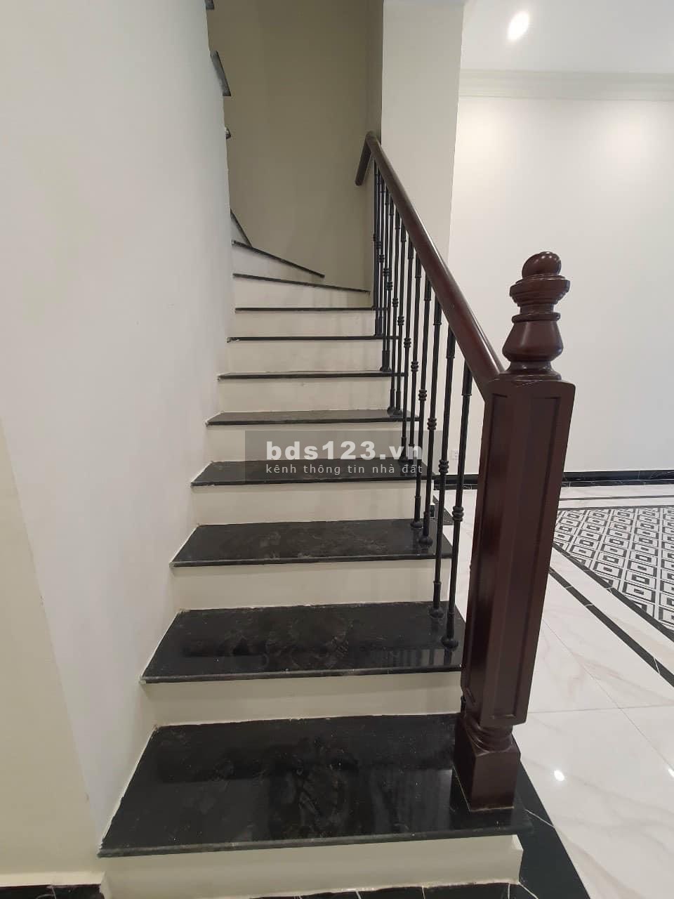 Siêu Hót: Bán Gấp Chà Là đã hoàn thiện 5 tầng giá 5,8 tỷ bao phí, gần ngã tư, hơi chếch vườn hoa