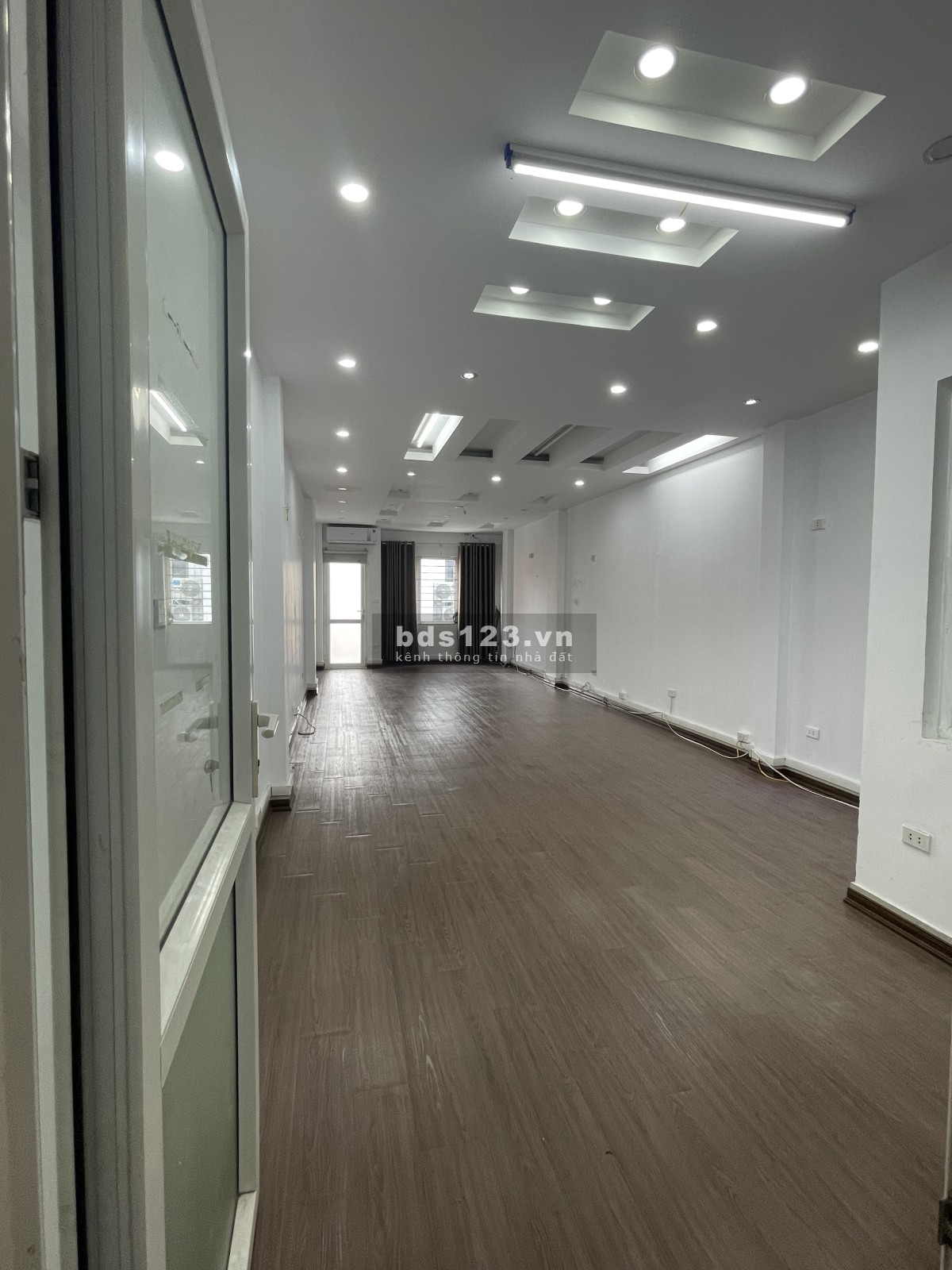 Chính chủ cho thuê văn phòng 110M2 Hoàng Văn Thái