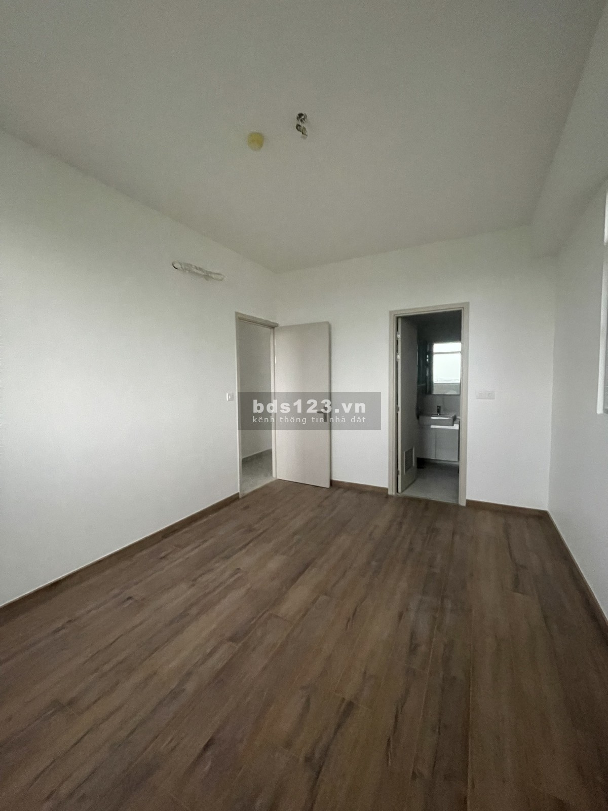 Cho thuê căn hộ 2PN, 2WC 77m2, nội thất cơ bản