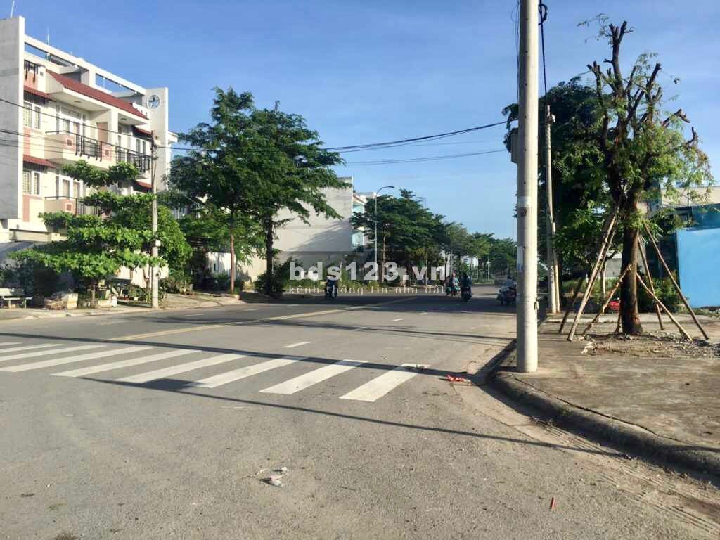 Cần tiền bán 2 lô đất Nguyễn Lương Bằng Q7, DT 80m2, 2ty6, gần trường học, sổ riêng. LH 0909 856 907