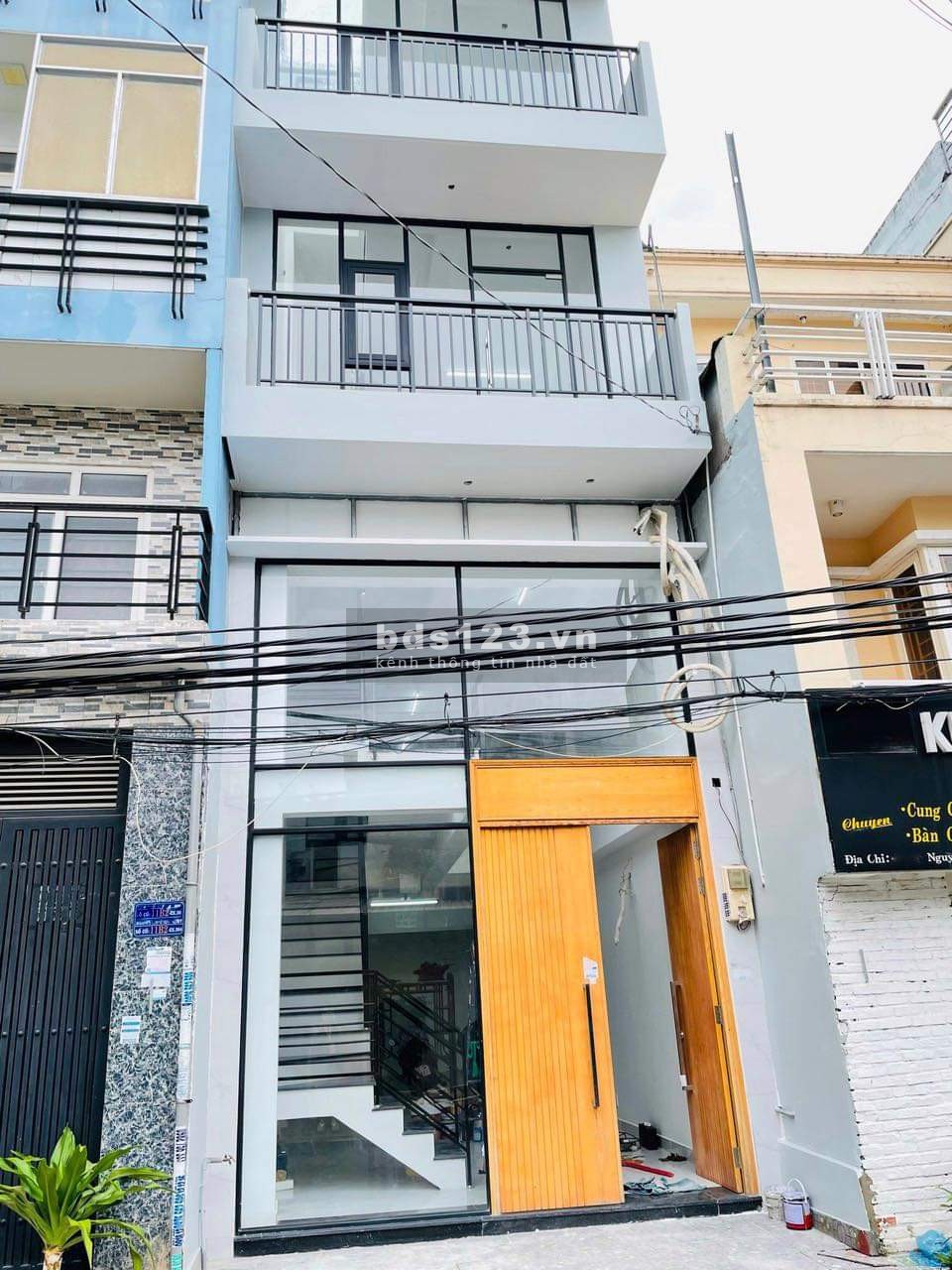 Diện tích : 3,9x14,36m Kết cấu 1 trệt 1 lửng 2 lầu + sân thượng, 4PN, 5WC, sân thượng view đẹp