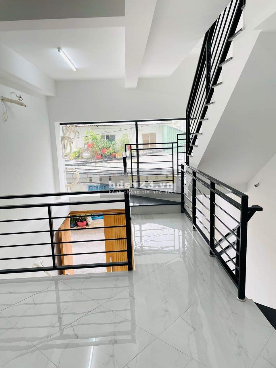 Diện tích : 3,9x14,36m Kết cấu 1 trệt 1 lửng 2 lầu + sân thượng, 4PN, 5WC, sân thượng view đẹp