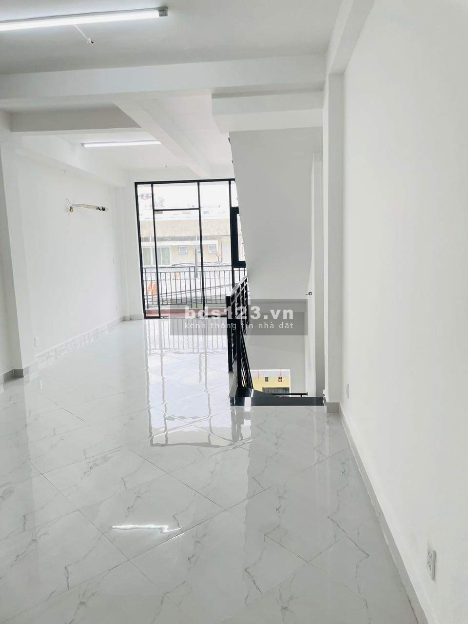 Diện tích : 3,9x14,36m Kết cấu 1 trệt 1 lửng 2 lầu + sân thượng, 4PN, 5WC, sân thượng view đẹp