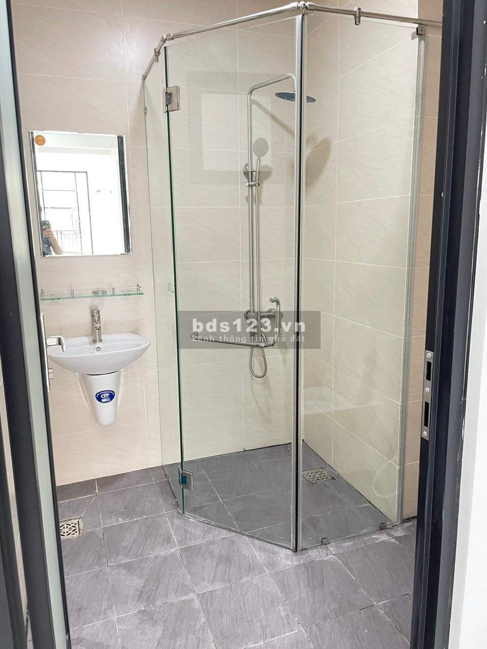 Diện tích : 3,9x14,36m Kết cấu 1 trệt 1 lửng 2 lầu + sân thượng, 4PN, 5WC, sân thượng view đẹp