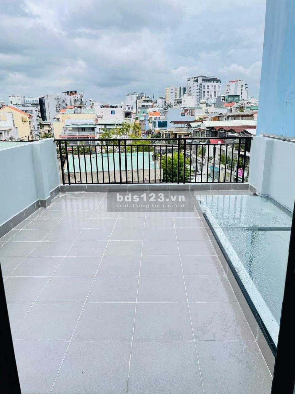 Diện tích : 3,9x14,36m Kết cấu 1 trệt 1 lửng 2 lầu + sân thượng, 4PN, 5WC, sân thượng view đẹp