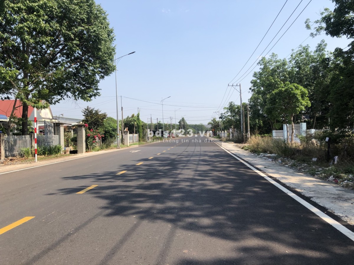Cần tiền nên bán lô đất ngay thị xã, 200m2 thổ cư giá 290 triệu