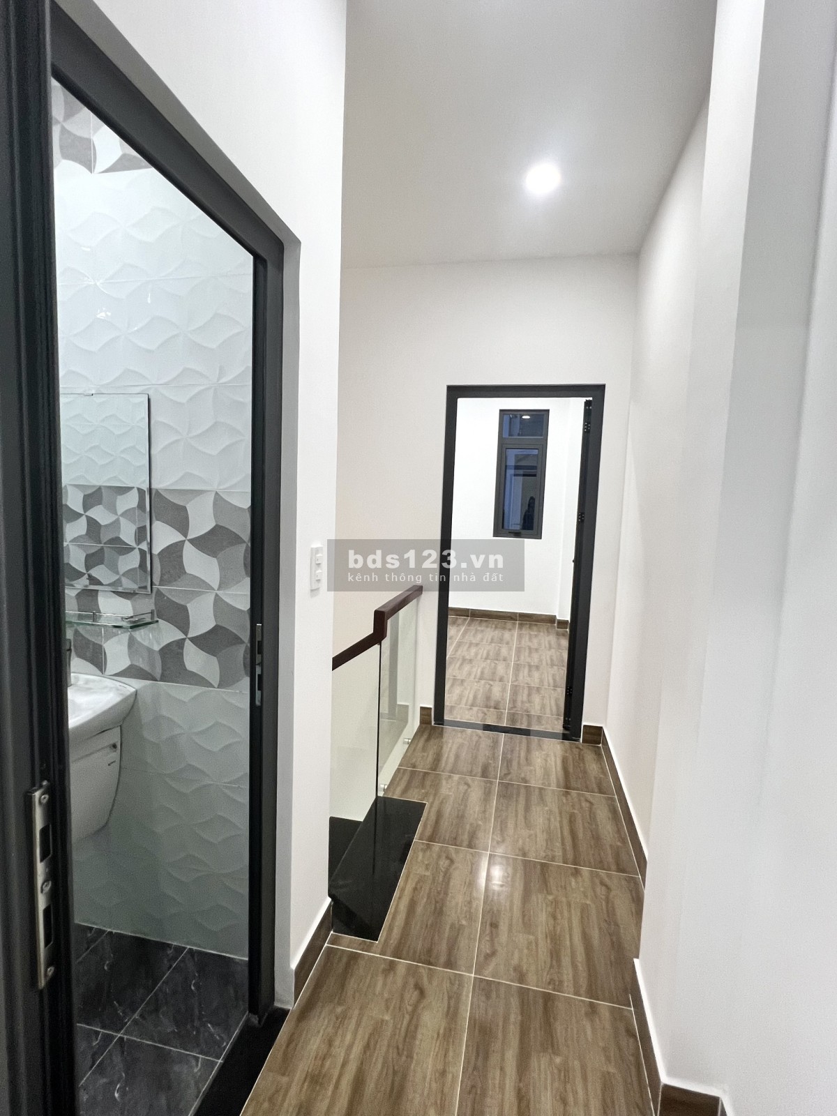 Cần bán gấp nhà 1 trệt 2 lầu mới xây, 54m2 4PN - 3WC, sổ hồng hoàn công, giá 4 tỷ 8 thương lượng
