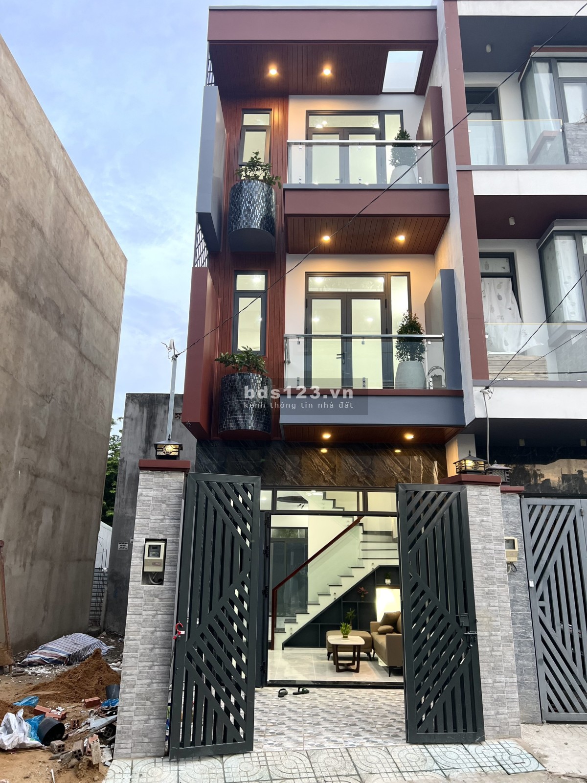 Cần bán gấp nhà 1 trệt 2 lầu mới xây, 54m2 4PN - 3WC, sổ hồng hoàn công, giá 4 tỷ 8 thương lượng