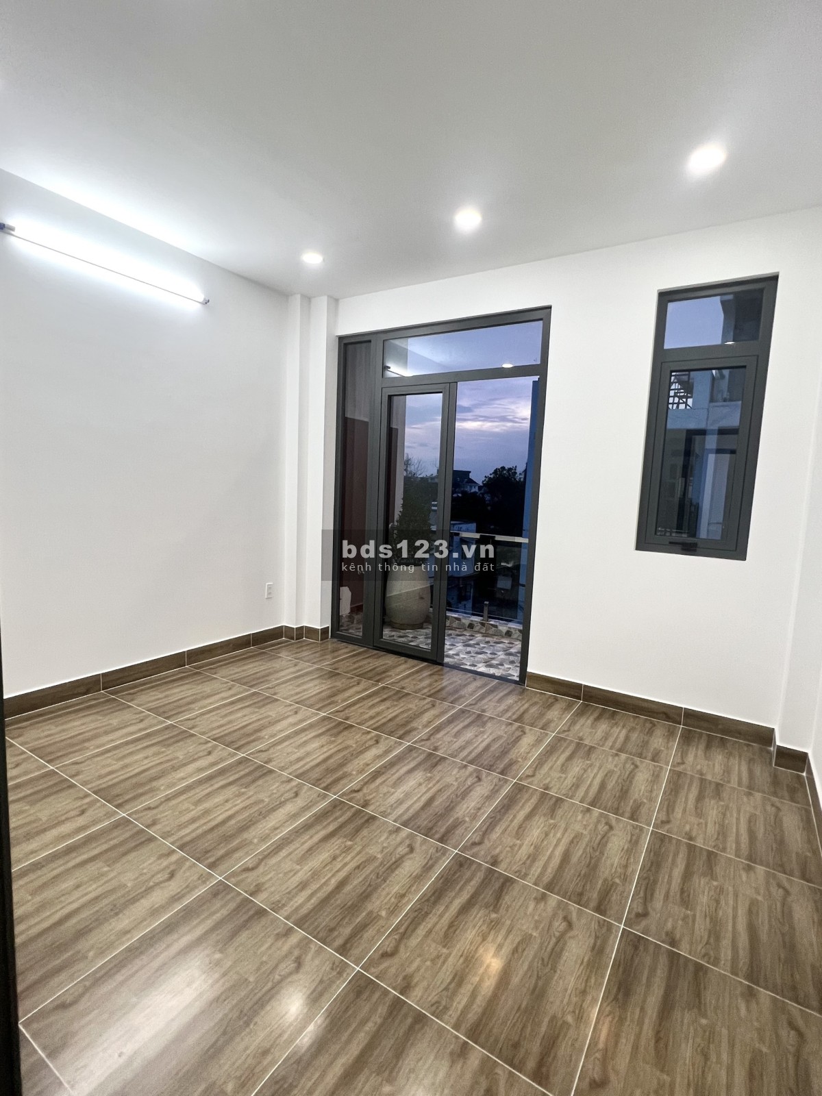 Cần bán gấp nhà 1 trệt 2 lầu mới xây, 54m2 4PN - 3WC, sổ hồng hoàn công, giá 4 tỷ 8 thương lượng