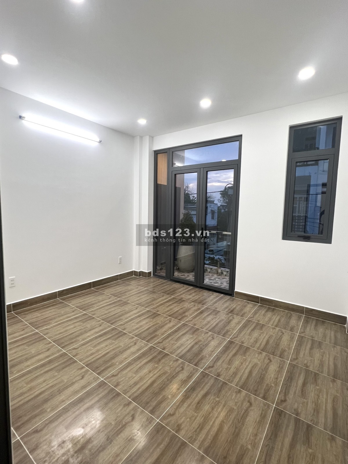 Cần bán gấp nhà 1 trệt 2 lầu mới xây, 54m2 4PN - 3WC, sổ hồng hoàn công, giá 4 tỷ 8 thương lượng