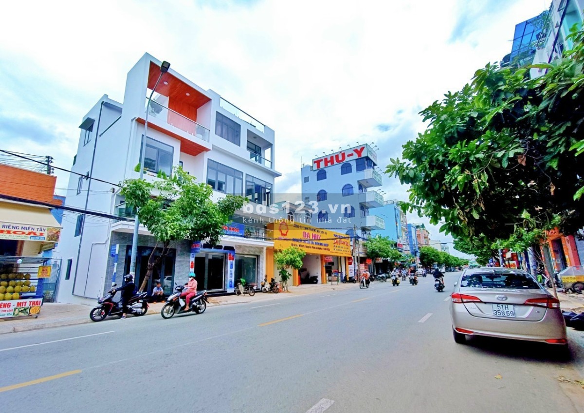 Bán nhà 2 lầu mới xây, mặt tiền đường Cách Mạng Tháng 8 chỉ 8ty8