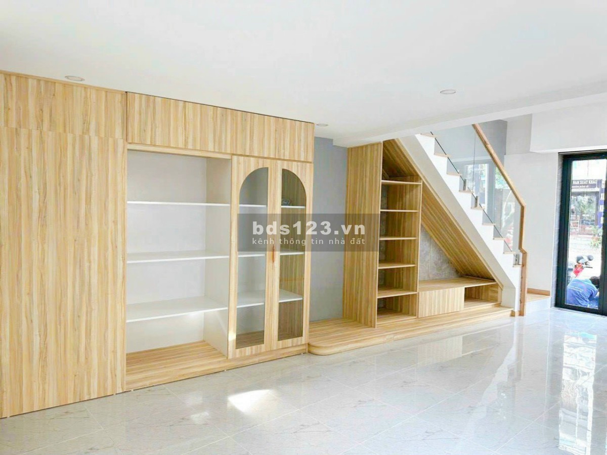 Bán nhà 2 lầu mới xây, mặt tiền đường Cách Mạng Tháng 8 chỉ 8ty8