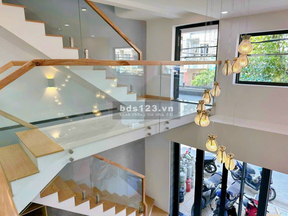 Bán nhà 2 lầu mới xây, mặt tiền đường Cách Mạng Tháng 8 chỉ 8ty8
