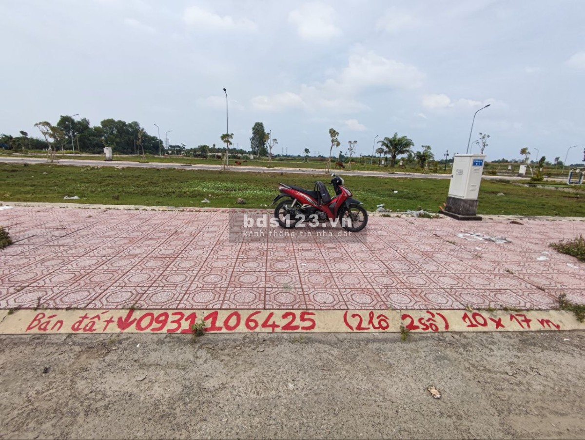 Bán đất ở đô thị có 2 mặt tiền, 2 vỉa hè trước sau 10x17m, 2 lô 2 sổ cạnh chợ Đức Hòa