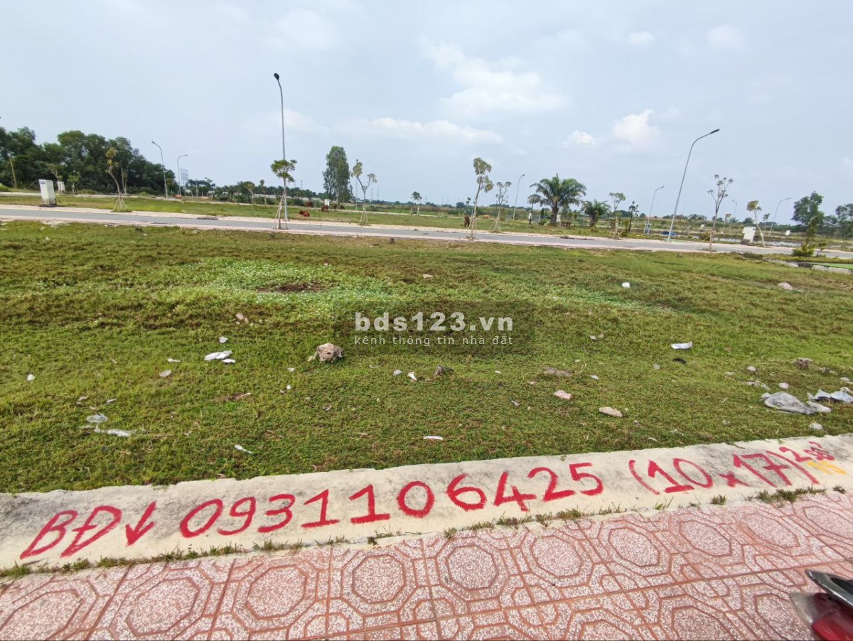 Bán đất ở đô thị có 2 mặt tiền, 2 vỉa hè trước sau 10x17m, 2 lô 2 sổ cạnh chợ Đức Hòa