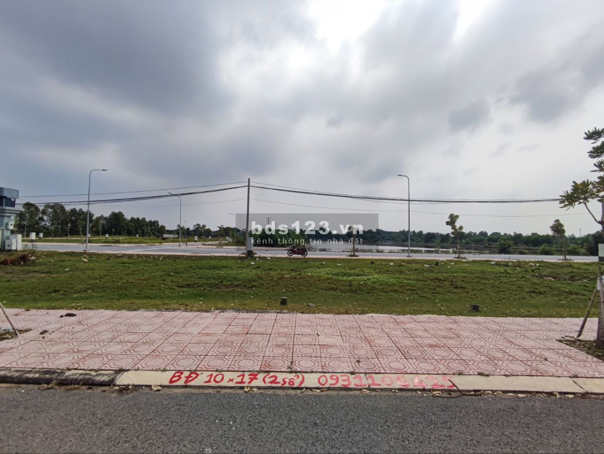 Bán đất ở đô thị có 2 mặt tiền, 2 vỉa hè trước sau 10x17m, 2 lô 2 sổ cạnh chợ Đức Hòa