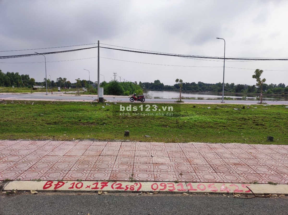 Bán đất ở đô thị có 2 mặt tiền, 2 vỉa hè trước sau 10x17m, 2 lô 2 sổ cạnh chợ Đức Hòa
