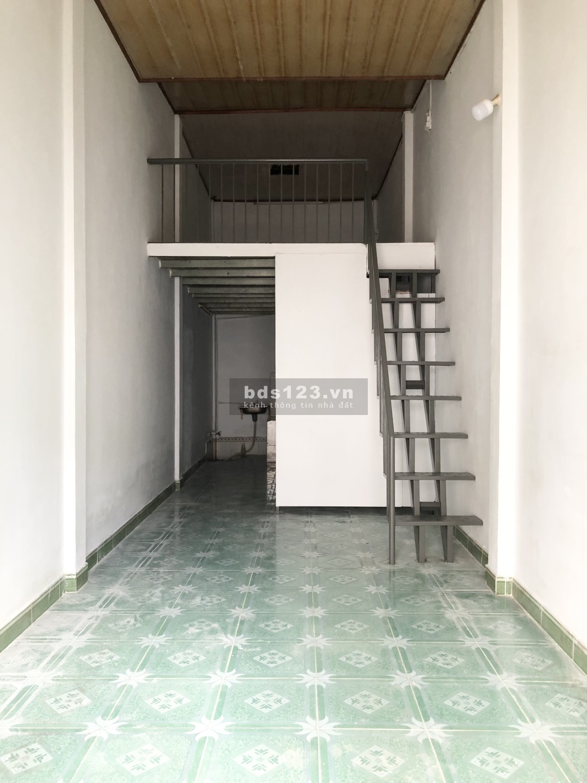 Cho thuê nhà NGUYÊN CĂN 1trệt,1lầu,1WC mới sơn sửa đẹp; đường 18,P8,QGV. DTSD 50m2. Giá 6,5 tr/tháng