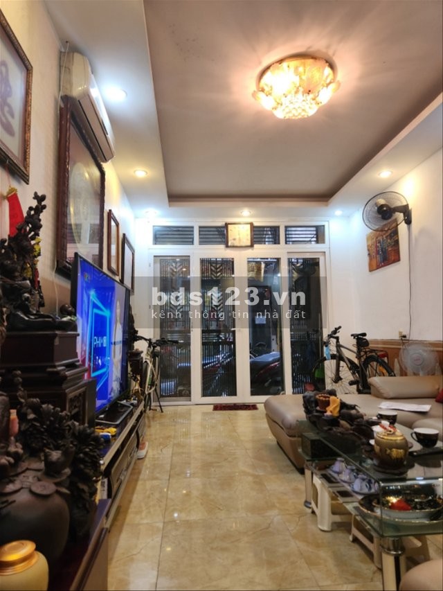Bán nhà hiếm khu phố sầm uất Đê La Thành quận Đống Đa 41m2 x 4 tầng, nhỉnh 6 tỷ, ngõ ô tô