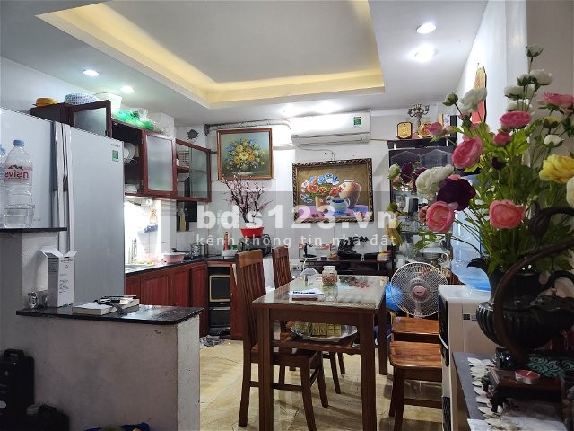 Bán nhà hiếm khu phố sầm uất Đê La Thành quận Đống Đa 41m2 x 4 tầng, nhỉnh 6 tỷ, ngõ ô tô