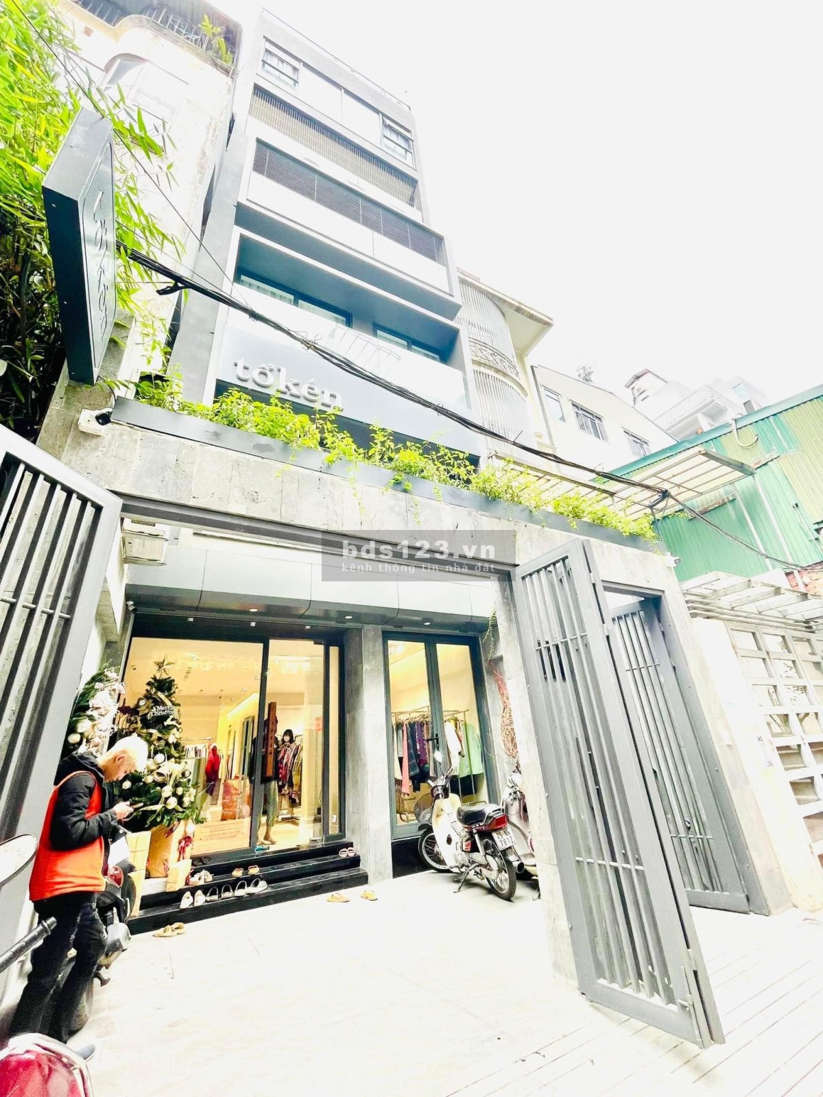 Bán nhà phố Hoàng Cầu 6t thang máy, oto tránh, kd, vỉa hè siêu rộng, 95m2 giá chỉ 27.3 tỷ