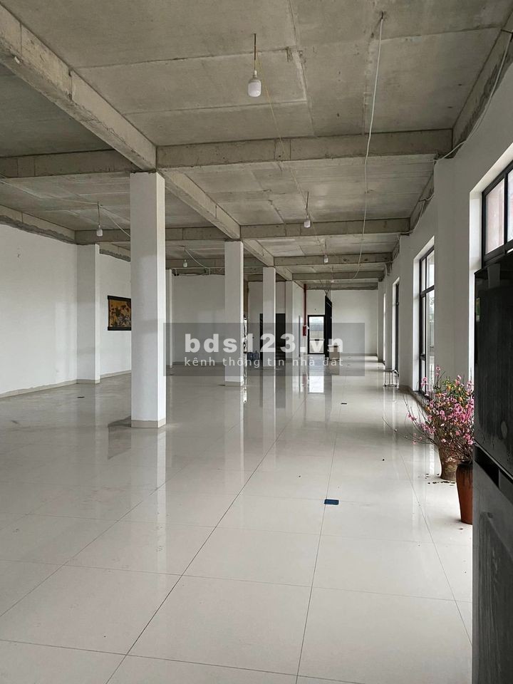 Cho thuê tầng 1,2,3 làm văn phòng tại Quế Võ, showroom, siêu thị