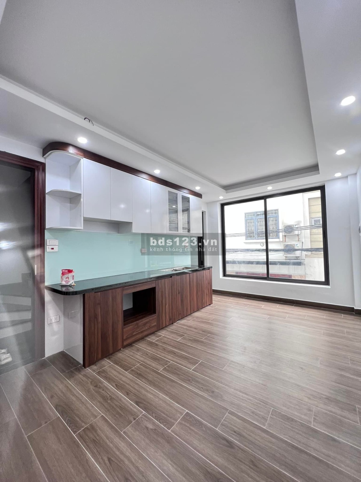 Bán nhà riêng cửa ngõ 6 tầng nằm tại 188 Phố Tư Đình, Long Biên