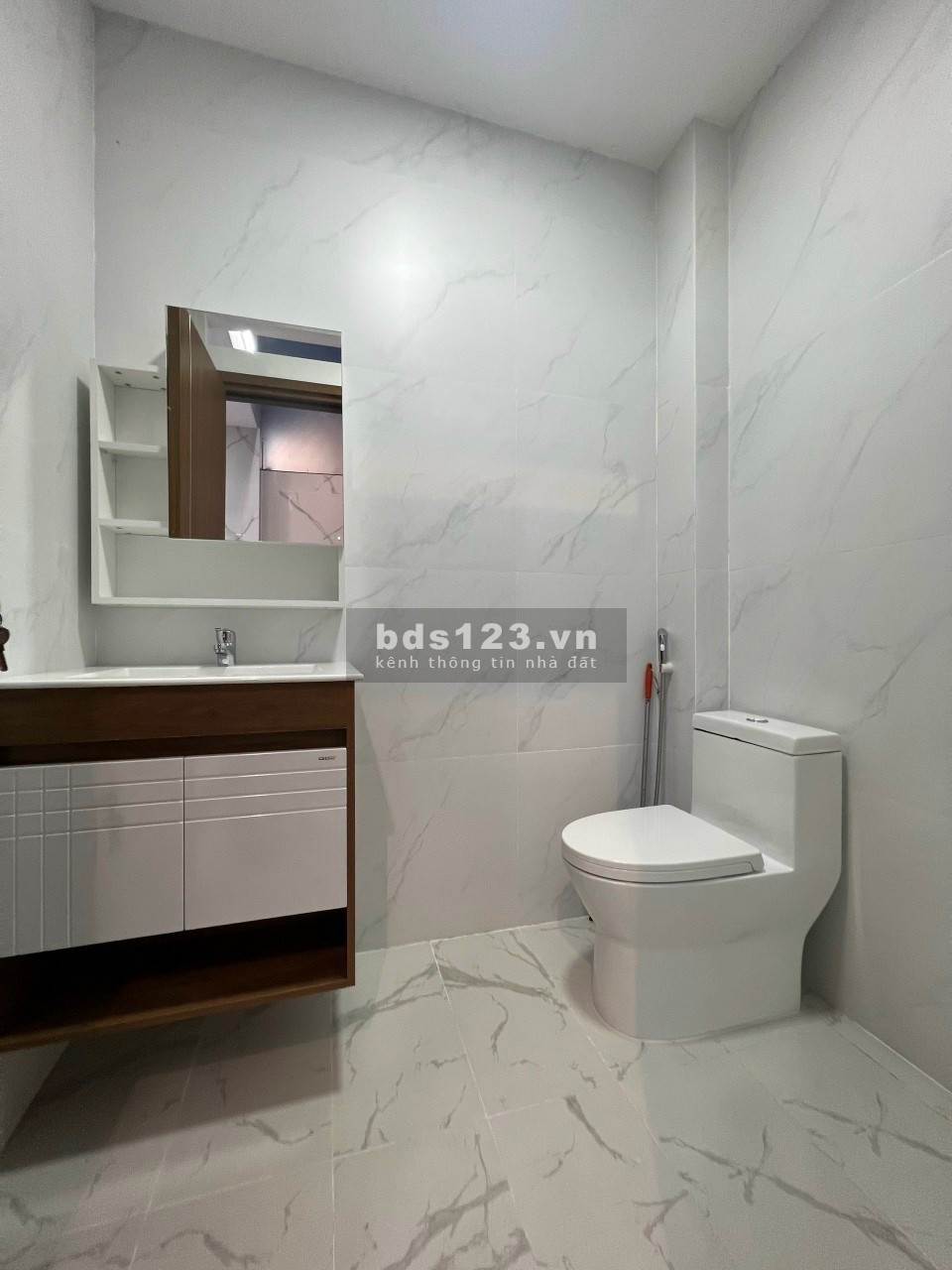 Kẹt tiền cần bán gấp nhà HXH đường Tống Văn Trân P5 Q11. DT: 4.5x16m